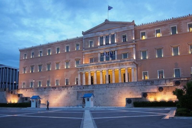 Σύνταγμα: Η πιο διάσημη πλατεία της Αθήνας, επίκεντρο της εμπορικής δραστηριότητας και της ελληνικής πολιτικής 