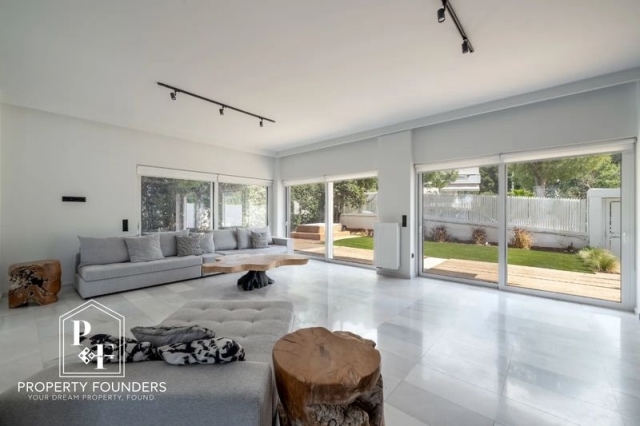 (For Rent) Residential Maisonette || East Attica/Vouliagmeni - 380 Sq.m, 5 Bedrooms, 6.500€ 